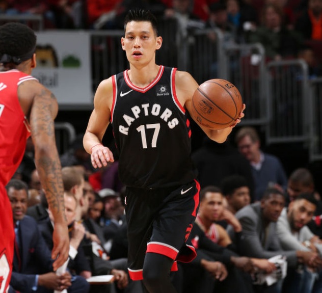 比赛结束后，掌声雷动，赢家笑逐颜开